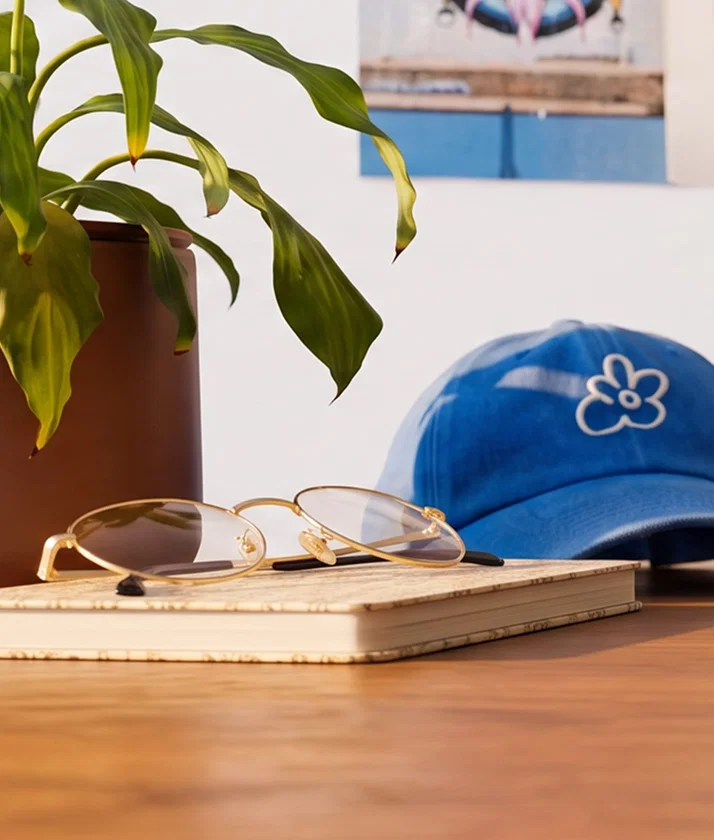 Espace de travail avec lunettes et carnet